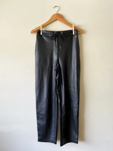 Calça preta em PU - City Essential C&A