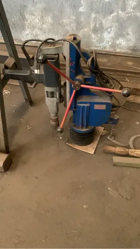 Furadeira com base magnética