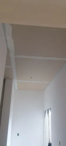 Forro de gesso com aplicação de gesso liso