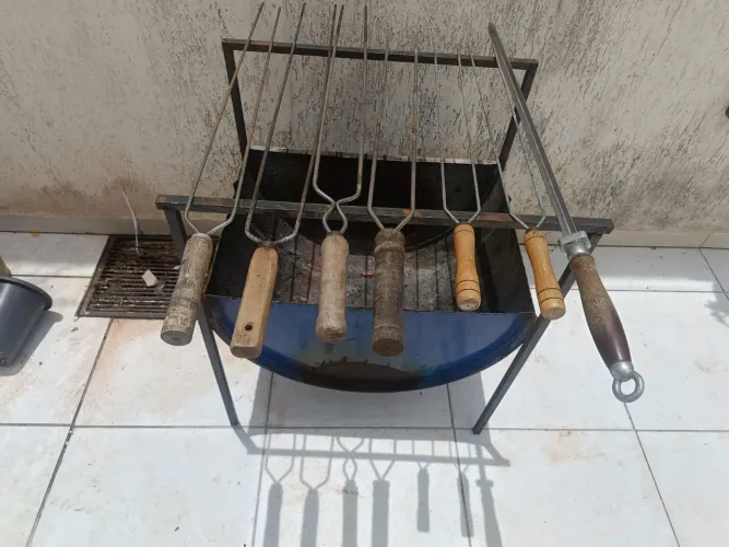 Churrasqueira e espetos