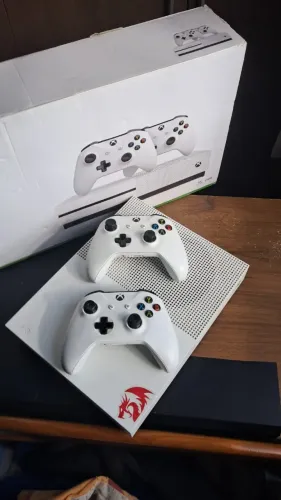 R$ 2500 - Xbox One S 1 tb = 2 controles original(Usado)
