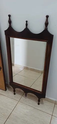 Lindo espelho com moldura em madeira maciça 