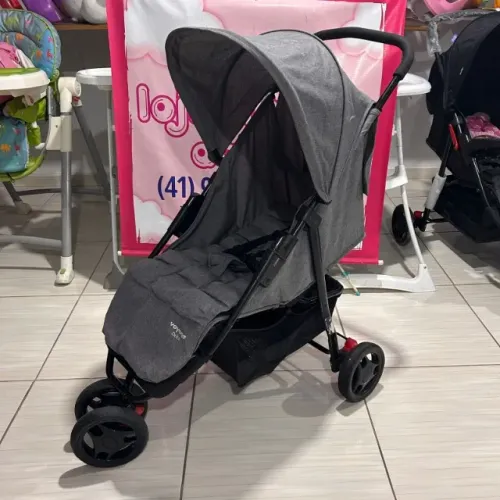 Carrinho de bb, marca voyage, modelo 3 rodas, cor cinza, cintos completos, reclinavel 