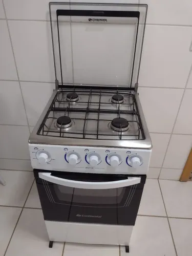 Fogão 4 bocas, sem acendimento automático. Simples.