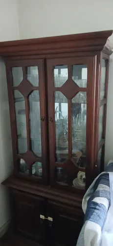VENDO CRISTALEIRA DE MADEIRA