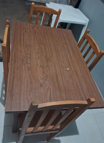 Mesa com 4 cadeiras madeira resistente 