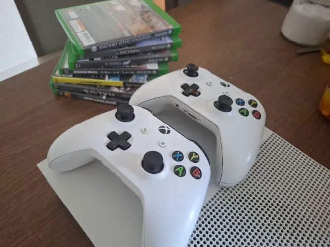 XBOX ONE 1TB + 2 CONTROLES E 3 JOGOS