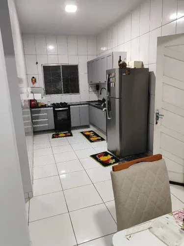 Alugo casa grande com quintal e garagem