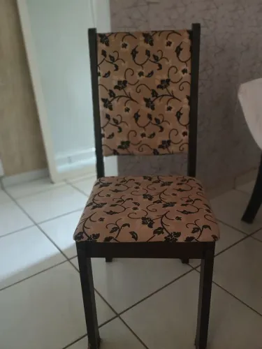 Jogo de cadeiras com estofado elegante