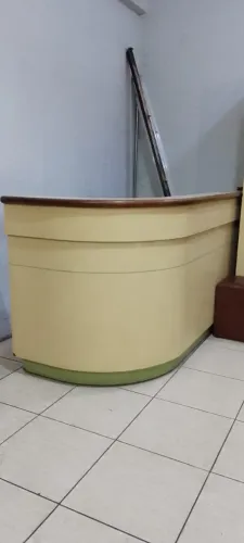 Balcão de Atendimento Curvo de Madeira - 2,62m