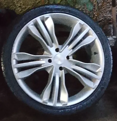 Vendo Aro 18 4x100 215/40 Completo