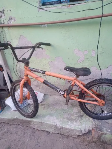 Bicicleta e um stand UP paddle 