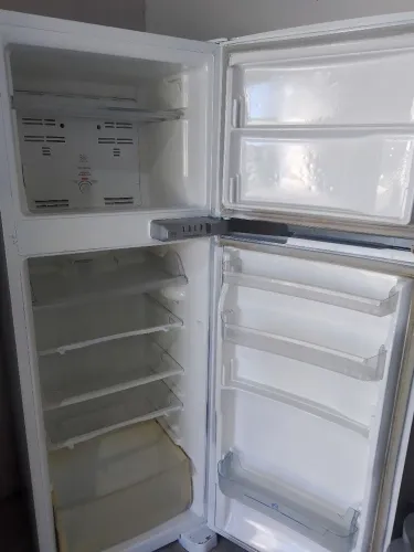 Vendo geladeira Brastemp fros frir fomcionandor normal 