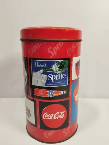 Lata colecionável vintage da Coca-Cola marcas da empresa, como Sprite e Fanta.