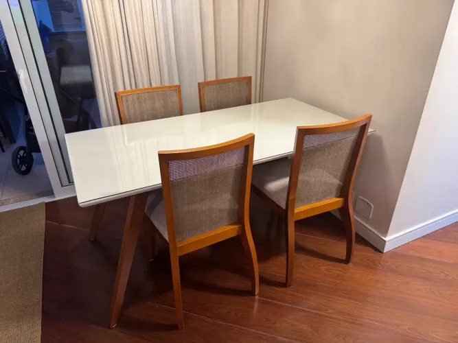 Mesa de jantar Tok&Stok com tampo de vidro + 4 cadeiras