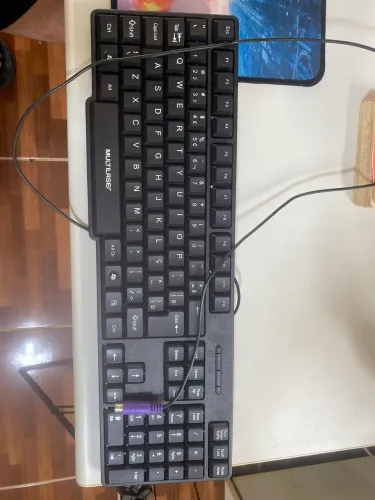 teclado Multilaser padrão ABNT2, com teclado numérico e conexão PS/2 (plug roxo).