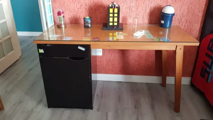 Vende-se mesa