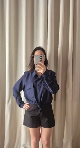 Blusa de manga longa, azul escuro, tamanho P a R$ 20,00