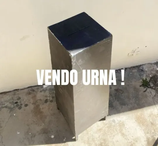 Vendo urna de madeira