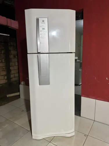 GELADEIRA ELETROLUX FROST FREE GELO SECO USADA COM MARCAS DE USO PORÉM GELANDO