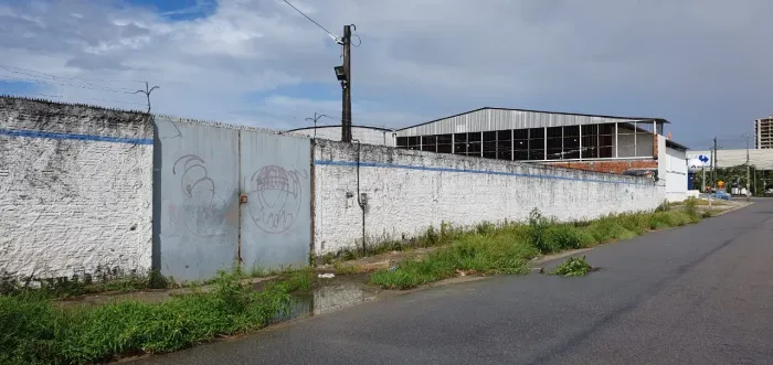 Terreno com área total de 2.700m², medindo 45mx60m, à 50m da Av. Washington Soares, murado