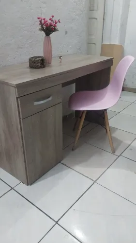 Escrivaninha em ótimo estado,acompanha 1 cadeira rosa FAÇO ENTREGA