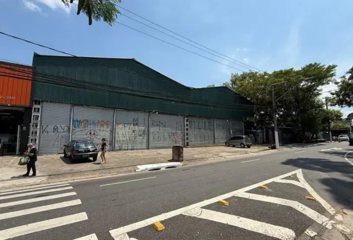 Loja na Avenida da Barreira Grande, 1054 620 m²