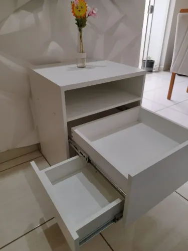 Cômoda/criado com gavetas oculta 