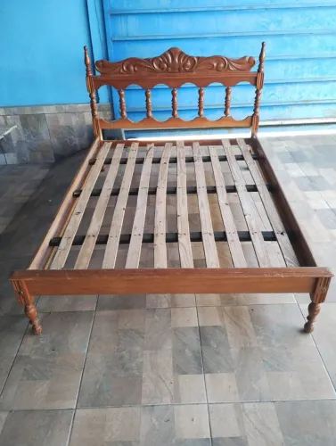 Vendo Cama de Madeira Casal