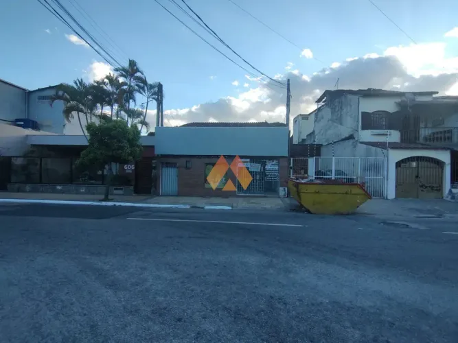 Centro - Excelente Terreno/Casa comercial espaçosa em ótima localização - Imóvel bem Amplo