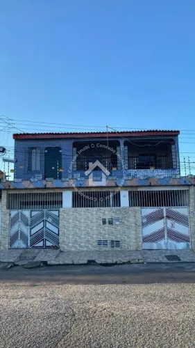 Casa à Venda com Dois Pavimentos e 5 Quartos no Bairro Santos Dumont
