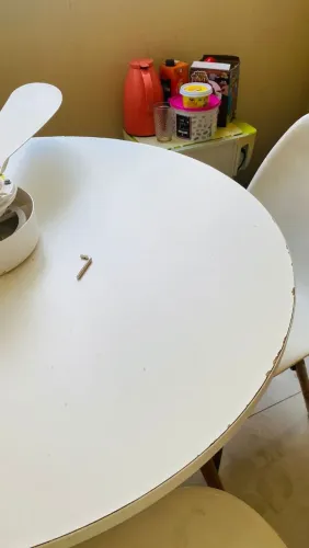 Vendo mesa com 03 cadeiras 300,00