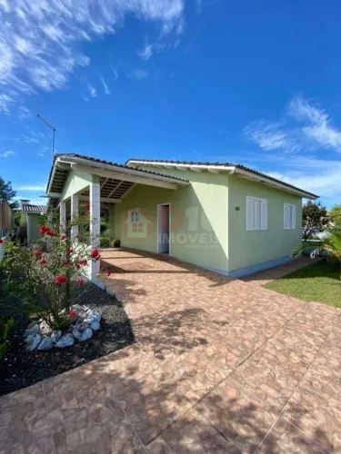 Casa de 120m² com 4 Quartos e Amplo Terreno (360m²)