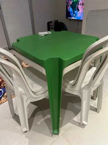 Vendo jogo de mesa e 4 cadeiras