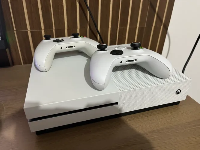 Xbox one s com duas manetes (1 series x)