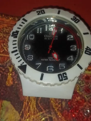 Relógio Champion com bezel branco e mistrador preto resistente 30metros