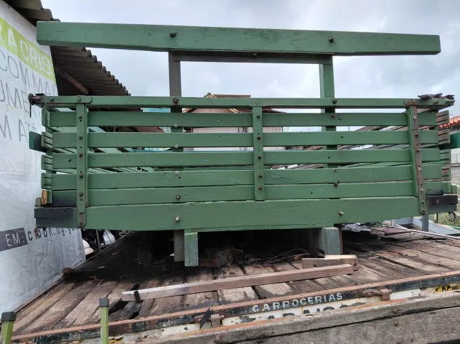 CARROCERIA PARA CAMINHÃO, COMPRIMENTO 4,80 M; LARGURA 2,40 M; ALTURA DAS LATERAIS 60 CM.