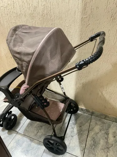 Carrinho de bebê e bebê conforto