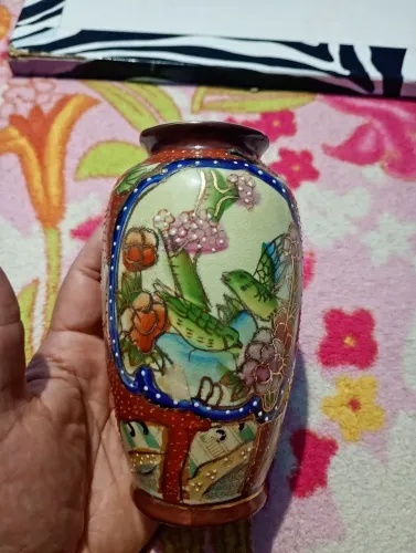 Vaso satsuma cerâmica vintage decorado a mão com detalhes filetes de ouro medida 15x8x6