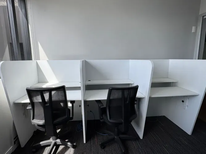 Cabines/Baias para estudo - call center - telemarketing - com Mesas Reguláveis e Tomadas