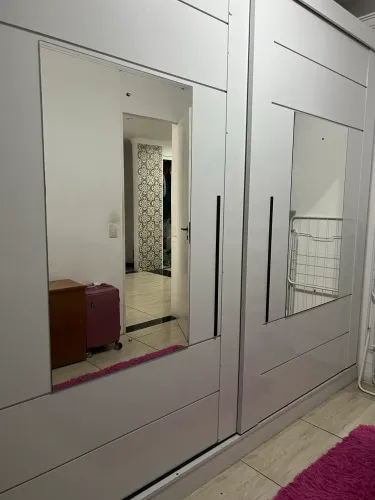 Guarda-roupa grande, ideal para quem precisa de muito espaço e organização!  