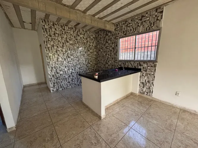 Casa 2qts c/ suíte, água+luz inclusas - R$ 700