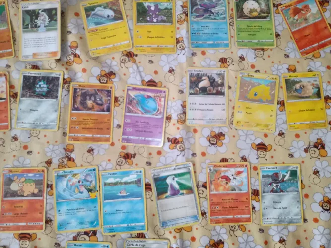 Vendo 41 cartas Pokémon originais. Usadas, mas em bom estado. R$30 o lote. Negociável!