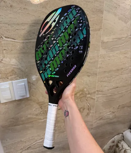 Raquete de Beach Tennis, Mormaii Flexxxa, Soft Eva, Fibra de Carbono, usada por um mês.