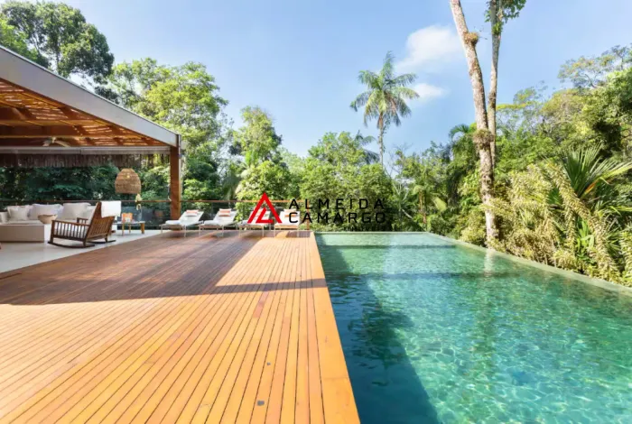 Casa de Praia na Praia de São Pedro - 1.766 m² - 6 Suítes, 9 Banheiros, 4 Vagas de Garagem