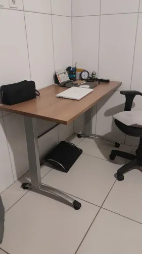 Mesa escritório com pés de metal 