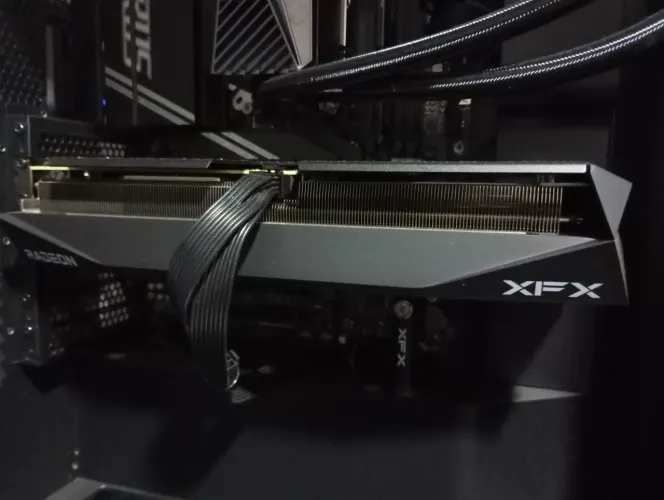 Vende-se RX 9060 XT OC Mercury XFX