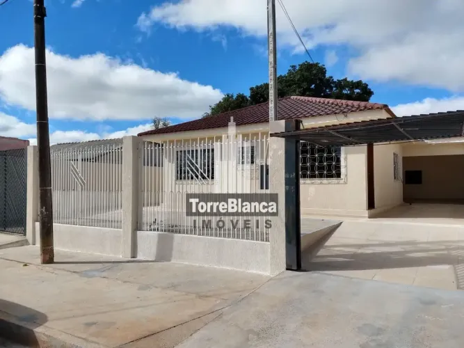 Casa á venda com 2 dormitórios, sendo uma suíte, churrasqueira.