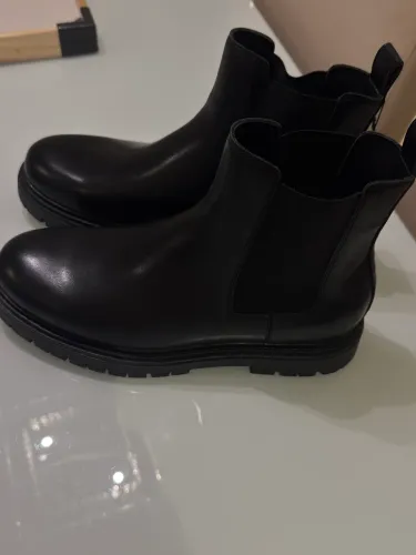 Bota Zara tratorada preta em couro tamanho 42 nova na etiqueta