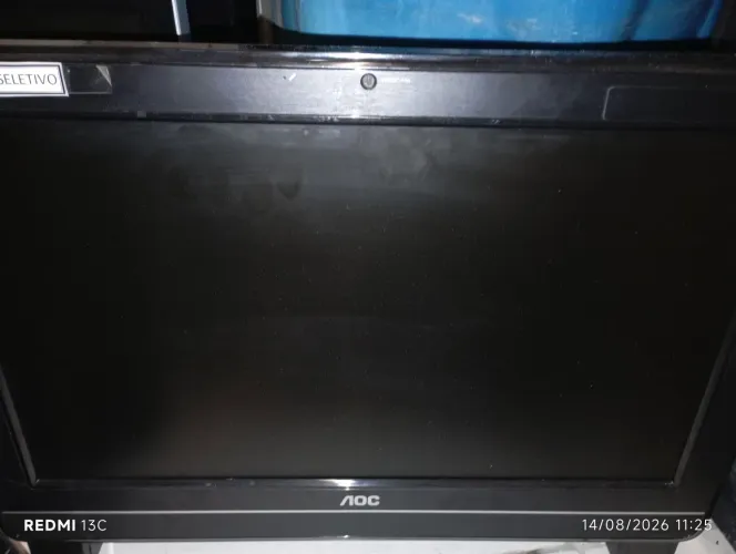 Computador All-in-one (tudo em um) sem cabos.